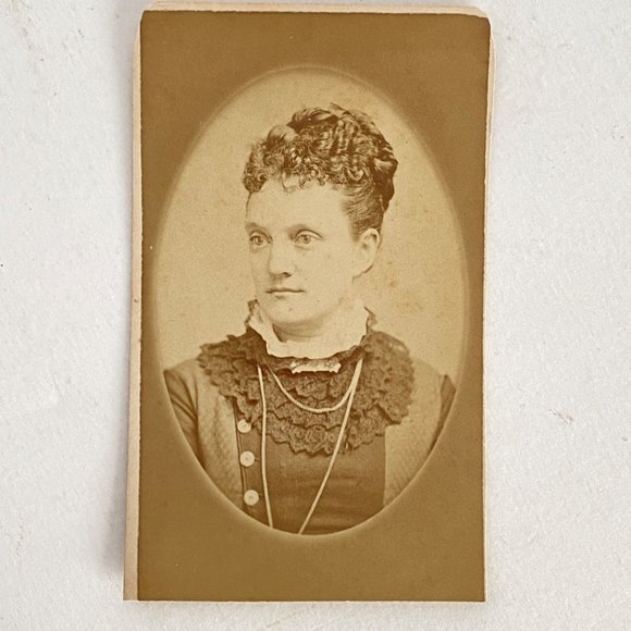 c1860 CDV Victorian Woman Curly Hair Large Lace Collar Oval Photo CarteDeVisite - Picture 2 of 6